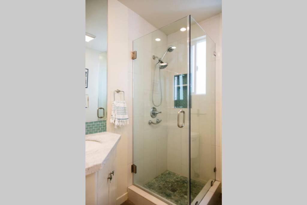 Appartamento Oceanfront Oasis Long Beach Esterno foto