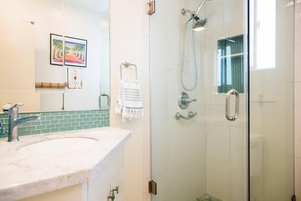 Appartamento Oceanfront Oasis Long Beach Esterno foto